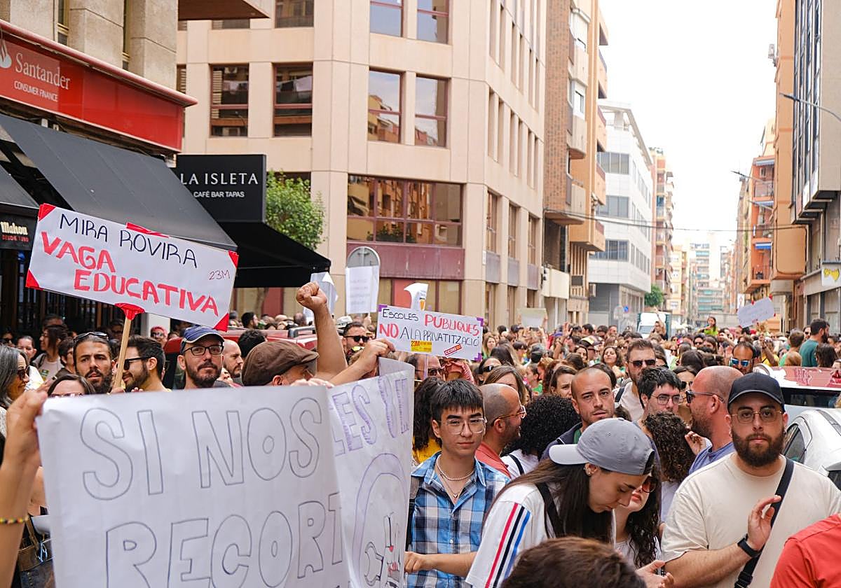 Imagen de archivo de una concentración frente a la delegación territorial de Educación en Alicante.