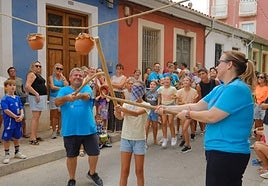 El Raval Roig sigue de fiesta: juegos populares y chocolatada