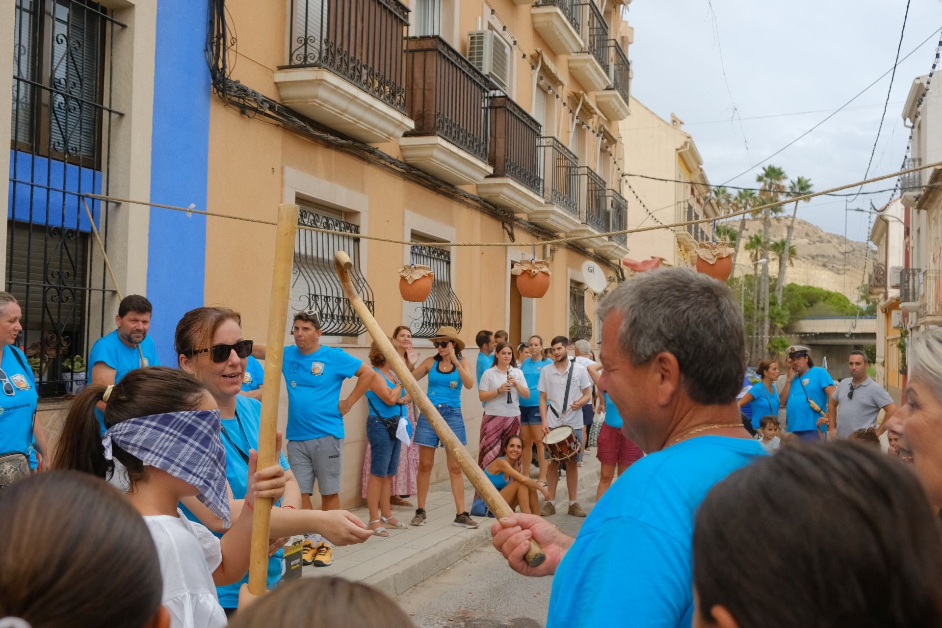 El Raval Roig sigue de fiesta: juegos populares y chocolatada