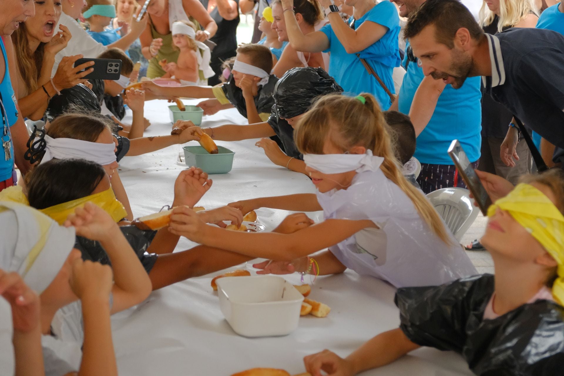El Raval Roig sigue de fiesta: juegos populares y chocolatada