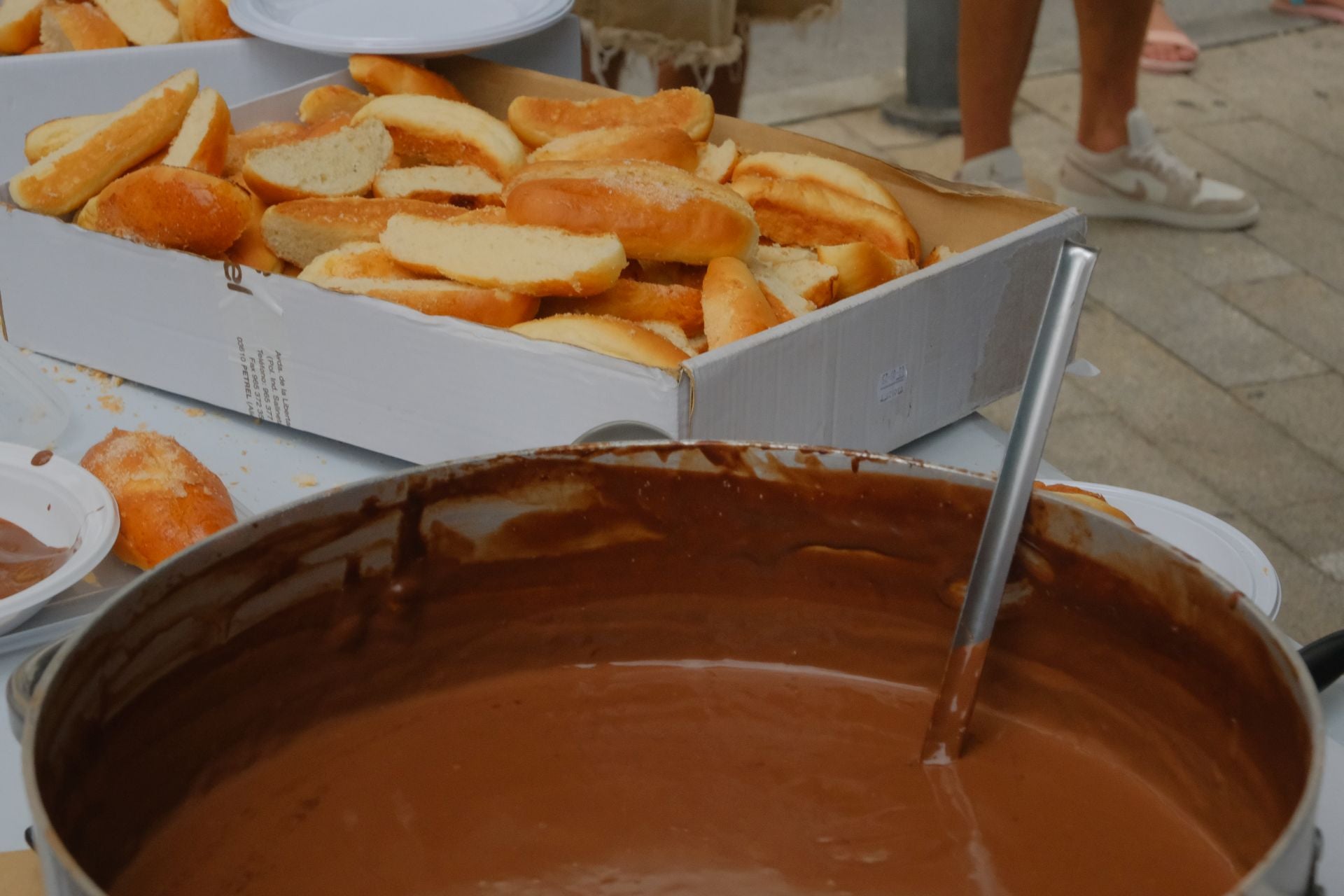 El Raval Roig sigue de fiesta: juegos populares y chocolatada