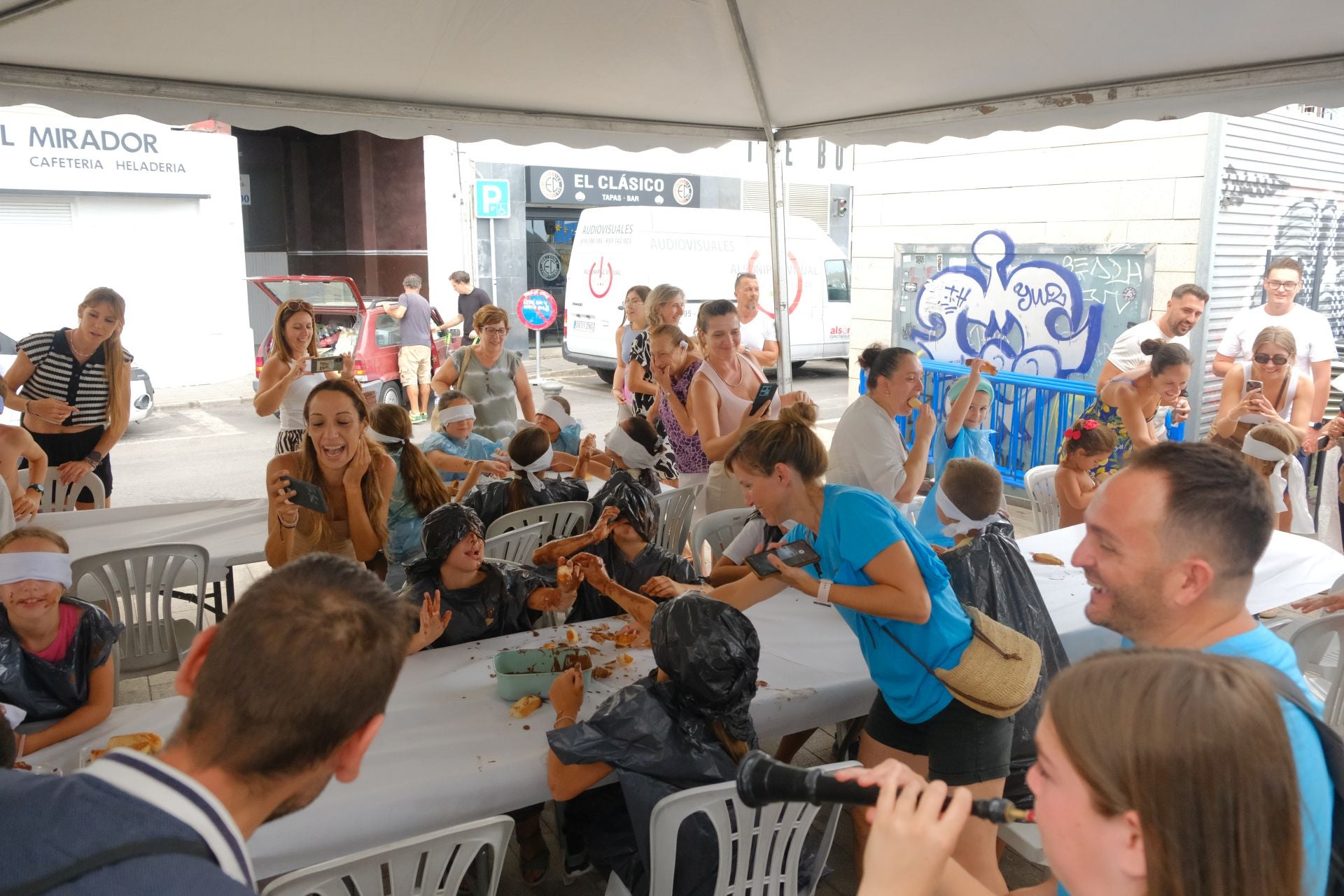 El Raval Roig sigue de fiesta: juegos populares y chocolatada