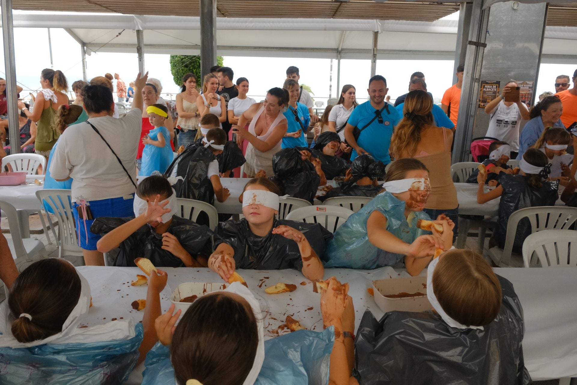 El Raval Roig sigue de fiesta: juegos populares y chocolatada