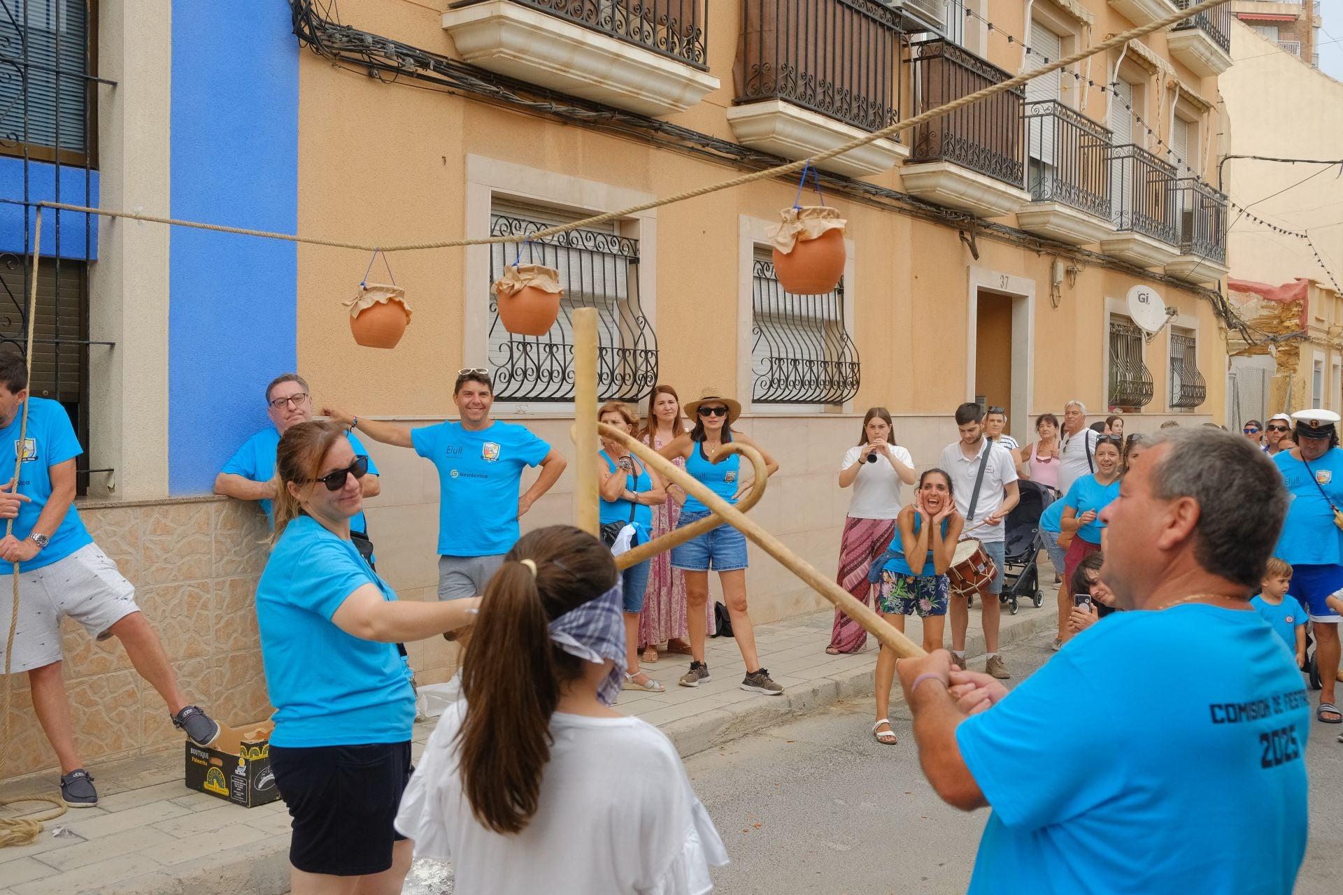 El Raval Roig sigue de fiesta: juegos populares y chocolatada