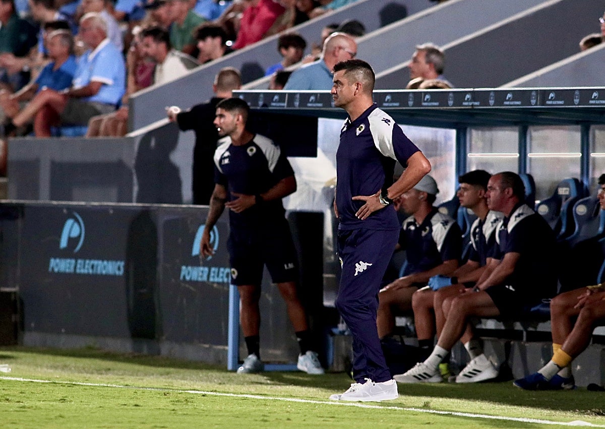Imagen secundaria 1 - Los jugadores del Hércules abrazan a Ben Hamed tras el empate (1), Torrecilla sigue atentamente el encuentro (2) y Bebé celebra el 2-1 (3).