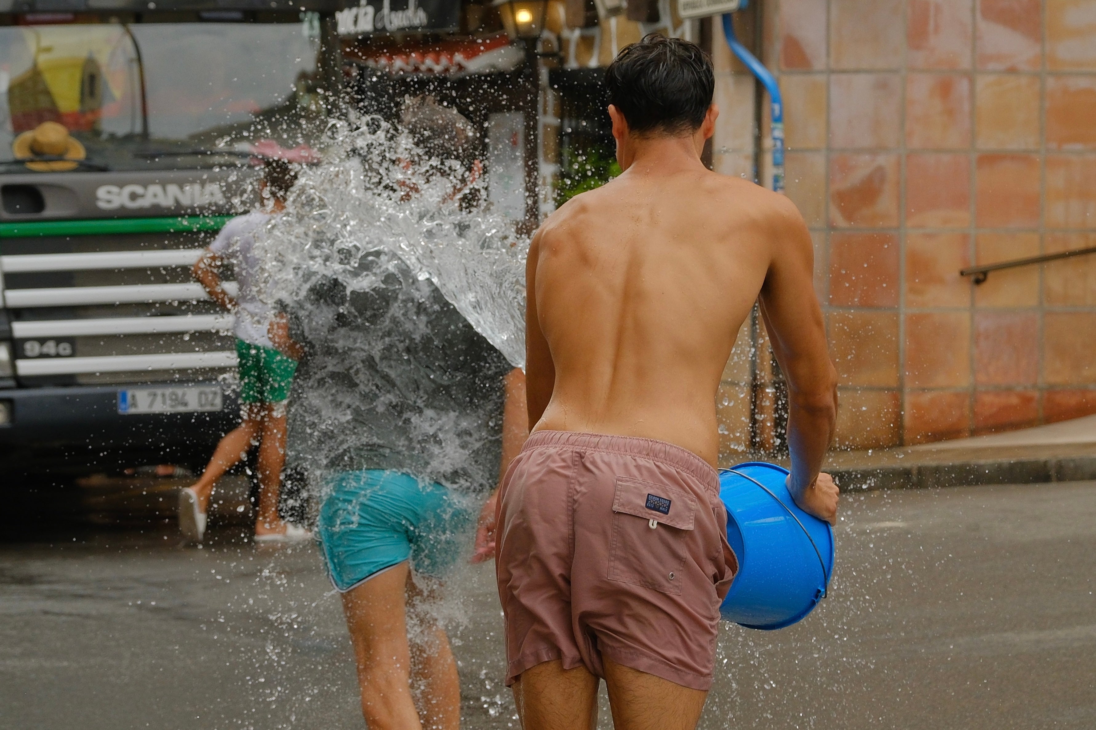 Diversión a cubazos en el Raval Roig
