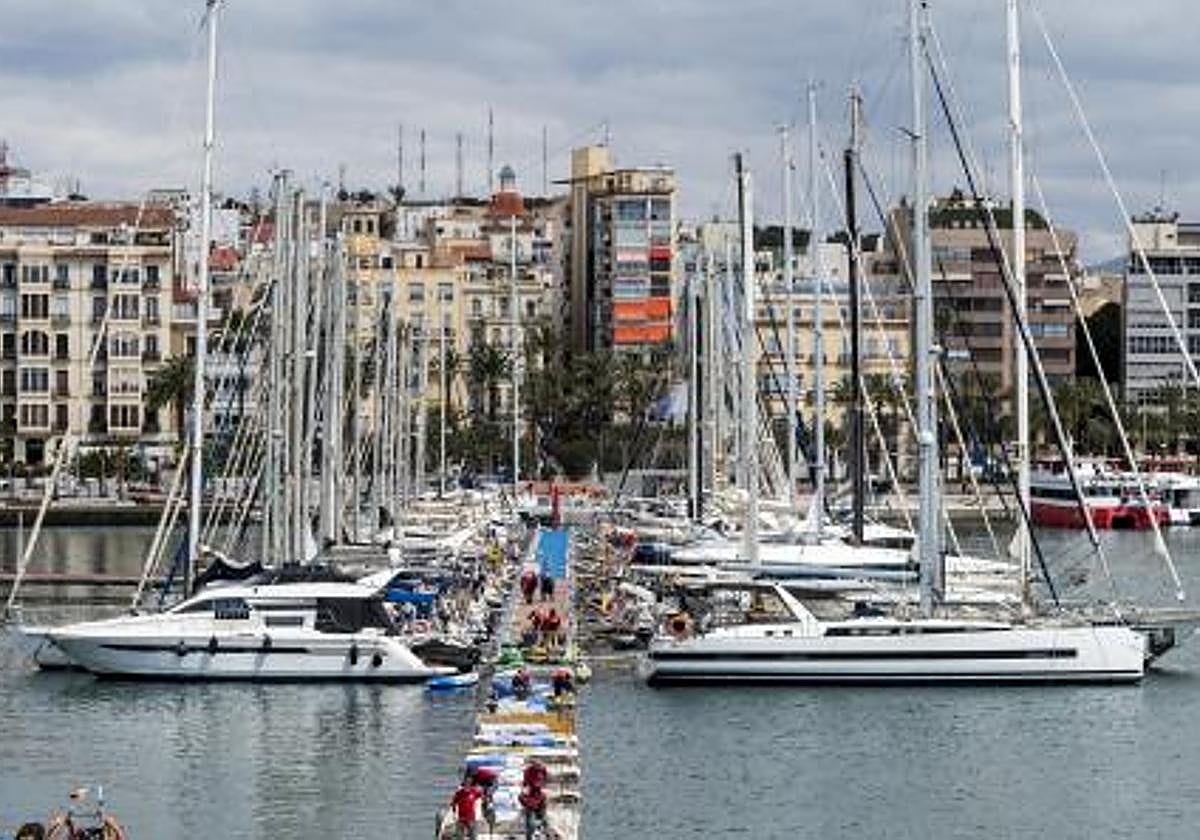 Barcos en el puerto de Alicante.