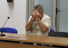 El acusado se cubre el rostro durante la primera sesión del juicio.