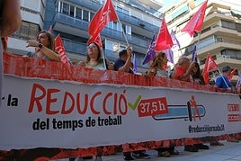 Los sindicatos protestan frente a la sede de la patronal en Alicante en favor de la reducción de jornada laboral