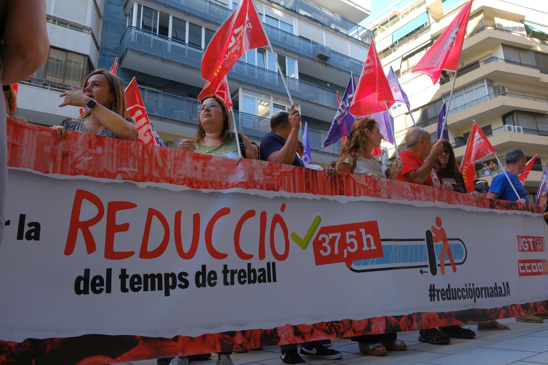 Los sindicatos protestan frente a la sede de la patronal en Alicante en favor de la reducción de jornada laboral
