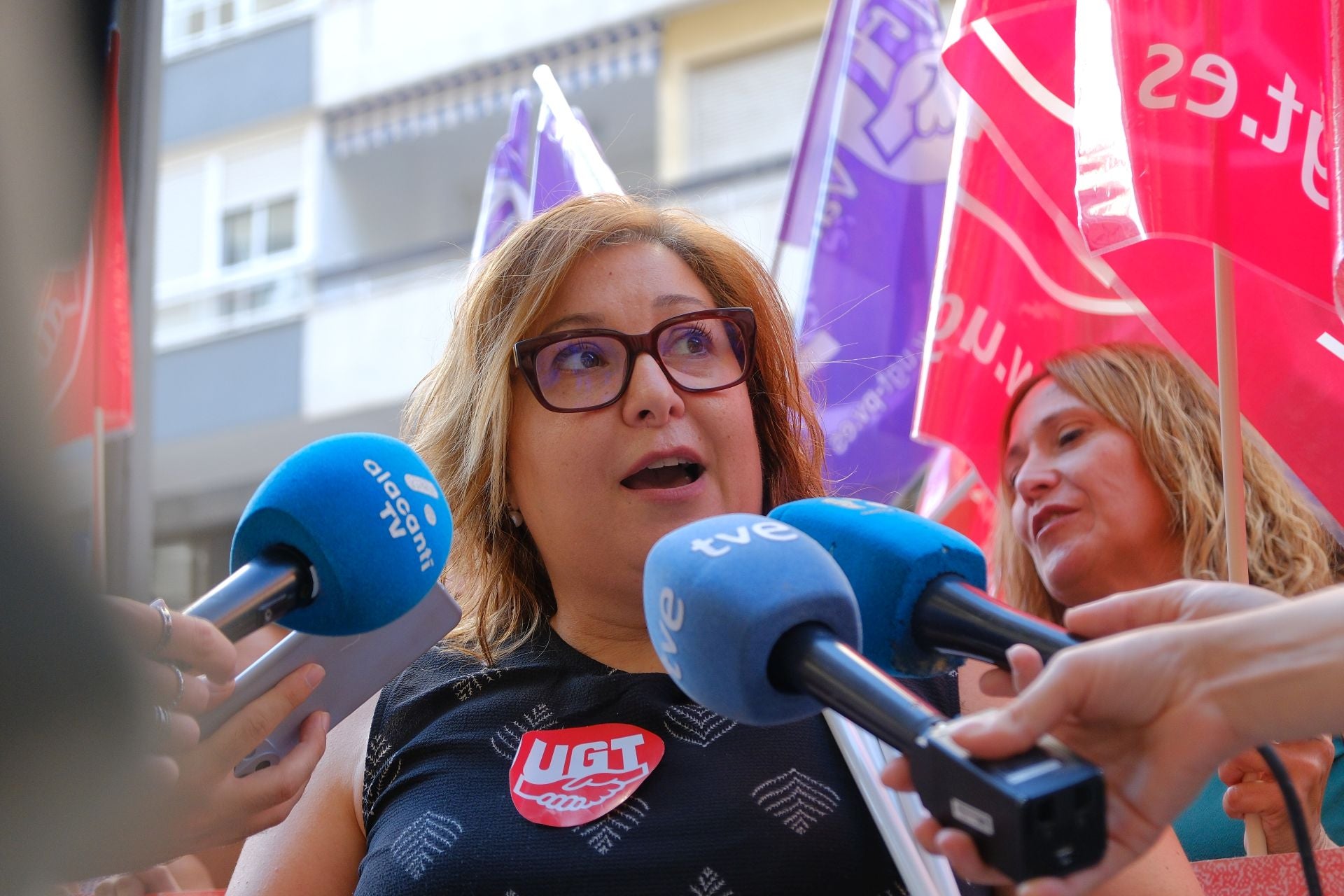 Los sindicatos protestan frente a la sede de la patronal en Alicante en favor de la reducción de jornada laboral