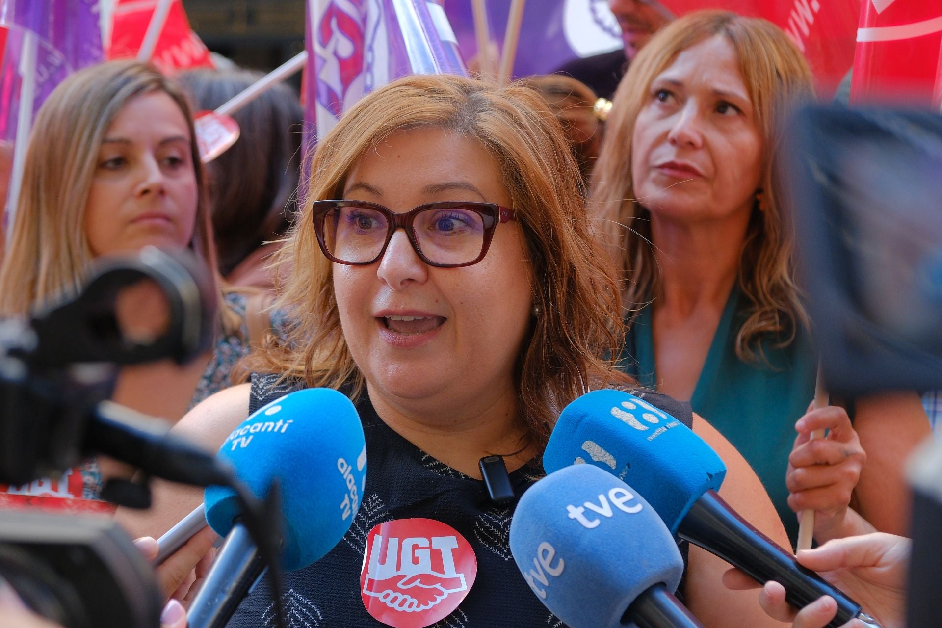 Los sindicatos protestan frente a la sede de la patronal en Alicante en favor de la reducción de jornada laboral