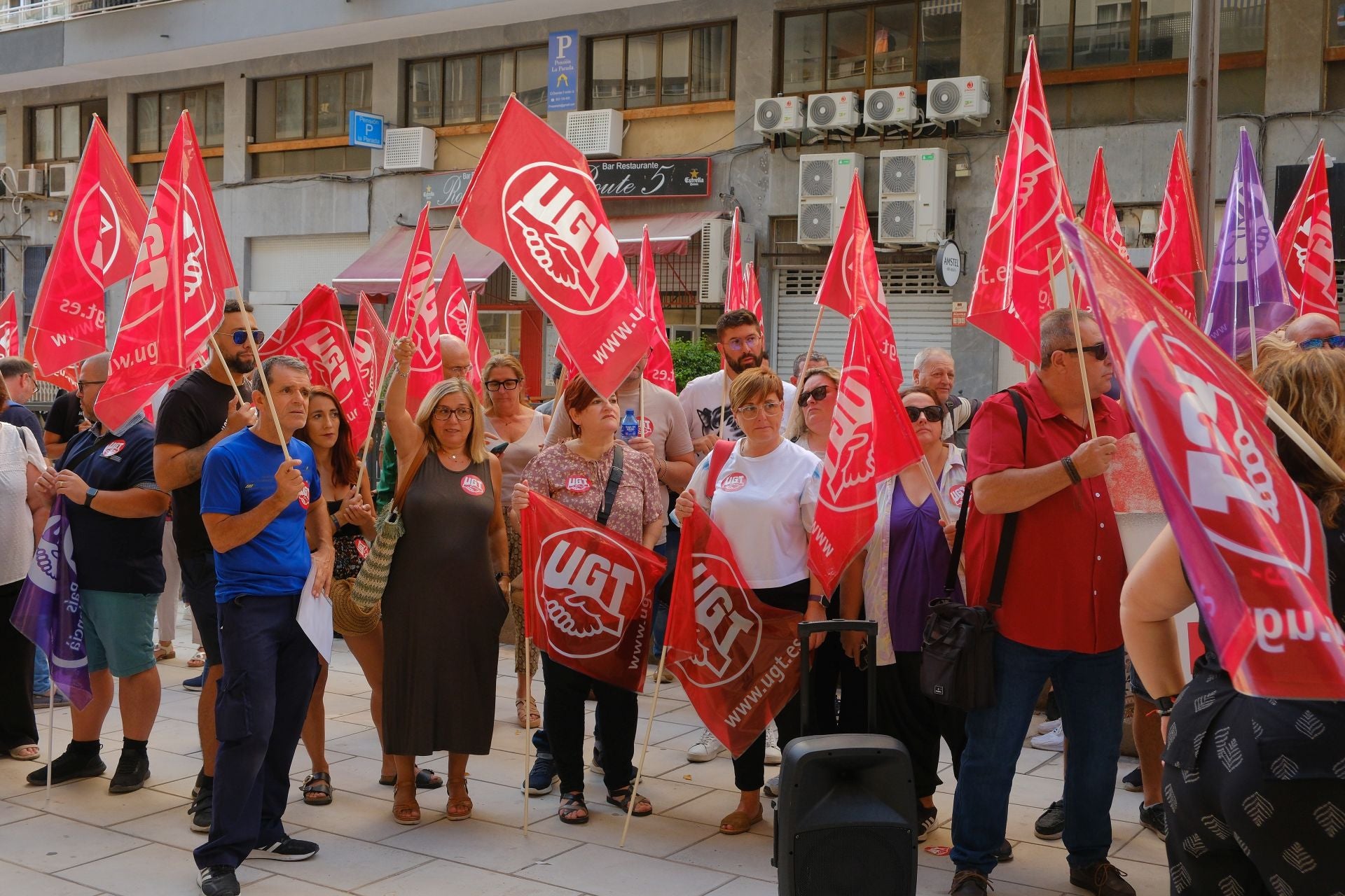Los sindicatos protestan frente a la sede de la patronal en Alicante en favor de la reducción de jornada laboral