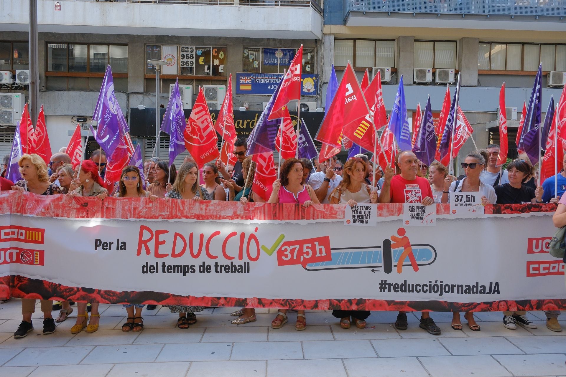 Los sindicatos protestan frente a la sede de la patronal en Alicante en favor de la reducción de jornada laboral