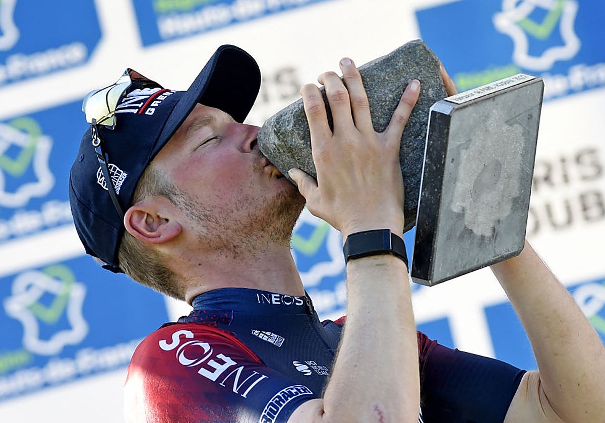 Dylan van Baarle con el trofeo de la París-Roubaix