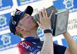 Dylan van Baarle con el trofeo de la París-Roubaix