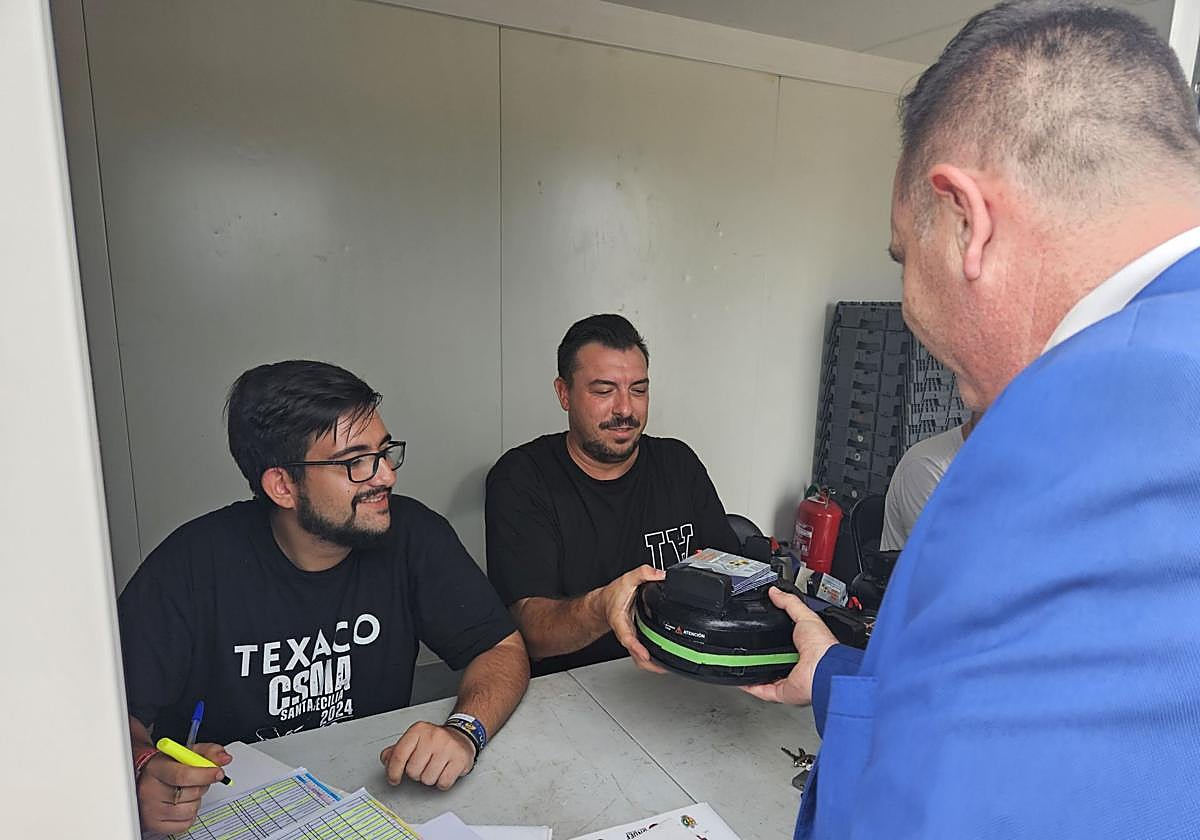 El Ayuntamiento hace entrega de la pólvora a los arcabuceros de cada comparsa.