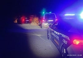 Patrullas de la Guardia Civil y la Policía Local localizan al conductor perdido por los caminos del paraje Sierra de la Ballestera.