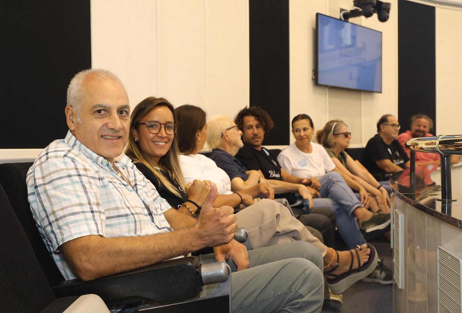 Vecinos de la playa de Babilonia durante el pleno de la Diputación.