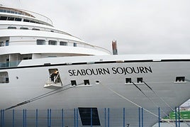 Crucero de lujo atracado en Alicante.
