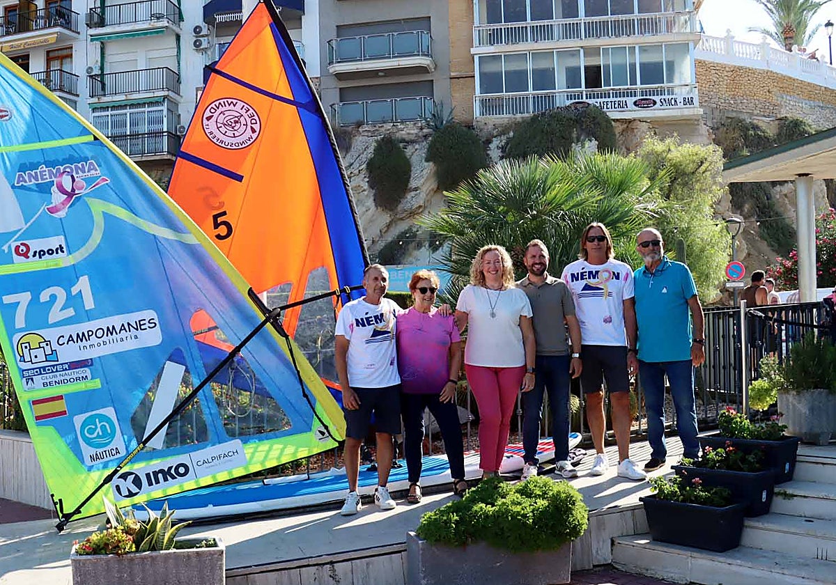 Darío Quesada, a la izquierda, unirá Benidorm e Ibiza sobre una tabla de windsurf