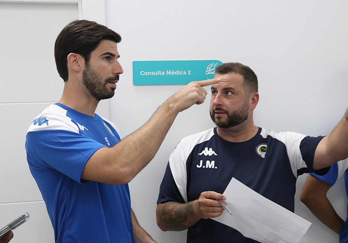 Nacho Monsalve, durante los reconocimientos médicos con el Hércules.
