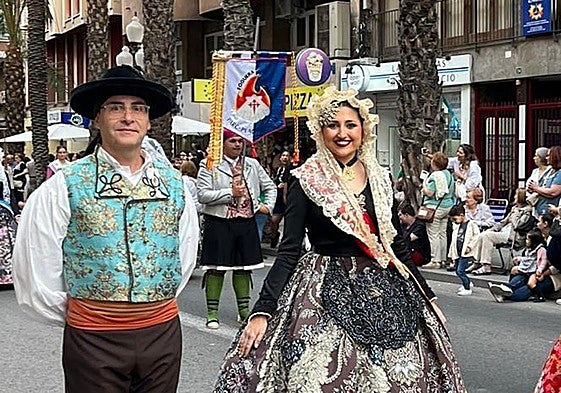 Carlos Ruiz en un desfile junto a la bellea del foc, Adriana Vico.