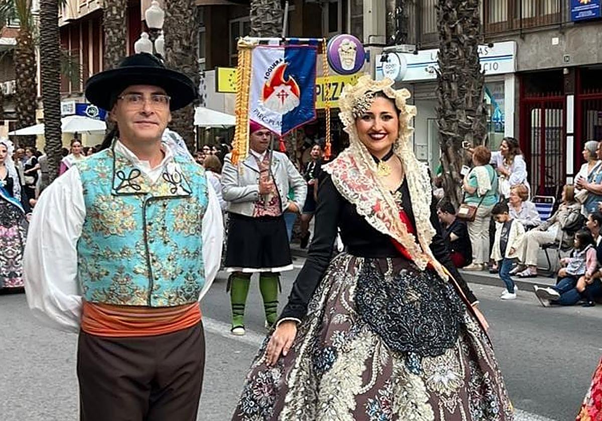 Carlos Ruiz en un desfile junto a la bellea del foc, Adriana Vico.