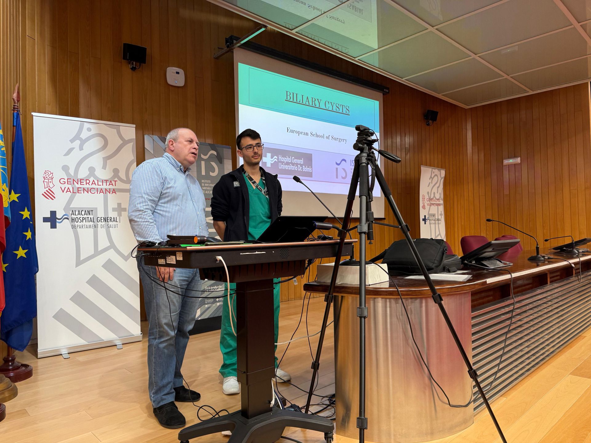 Uno de los residentes explica los métodos.