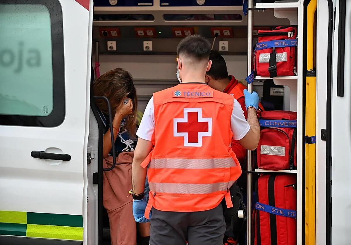 Profesionales atienden a una mujer.