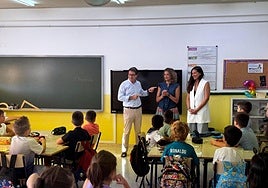 El alcalde y la concejala de Educación visitan los colegios del municipio con motivo del inicio de curso.
