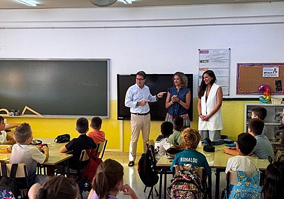 El alcalde y la concejala de Educación visitan los colegios del municipio con motivo del inicio de curso.