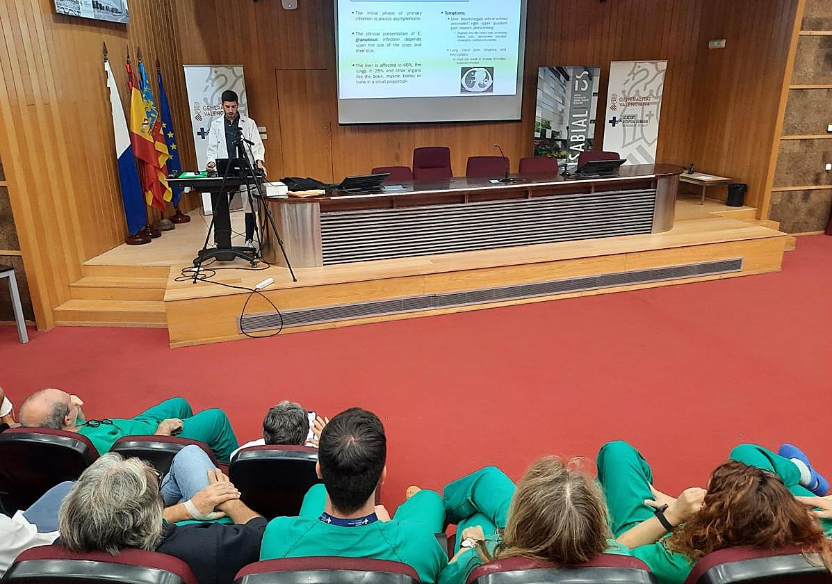 Los residentes asisten a una conferencia online de formación.