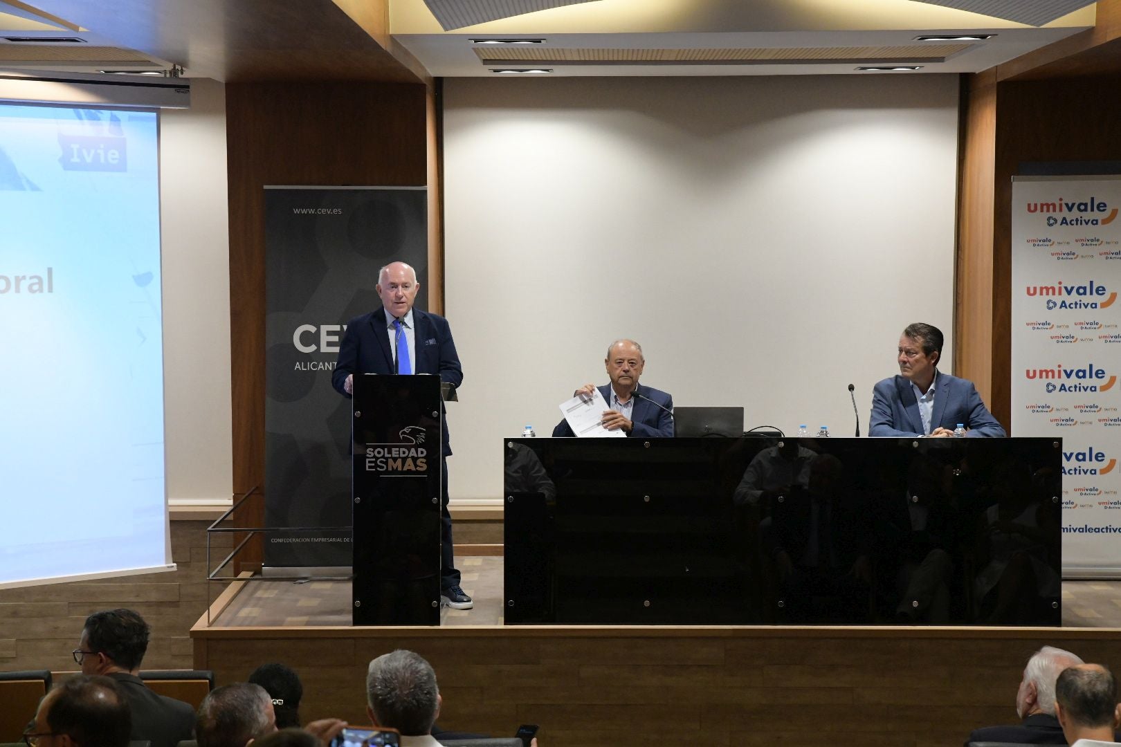 La jornada sobre absentismo laboral celebrada en Elche, en imágenes