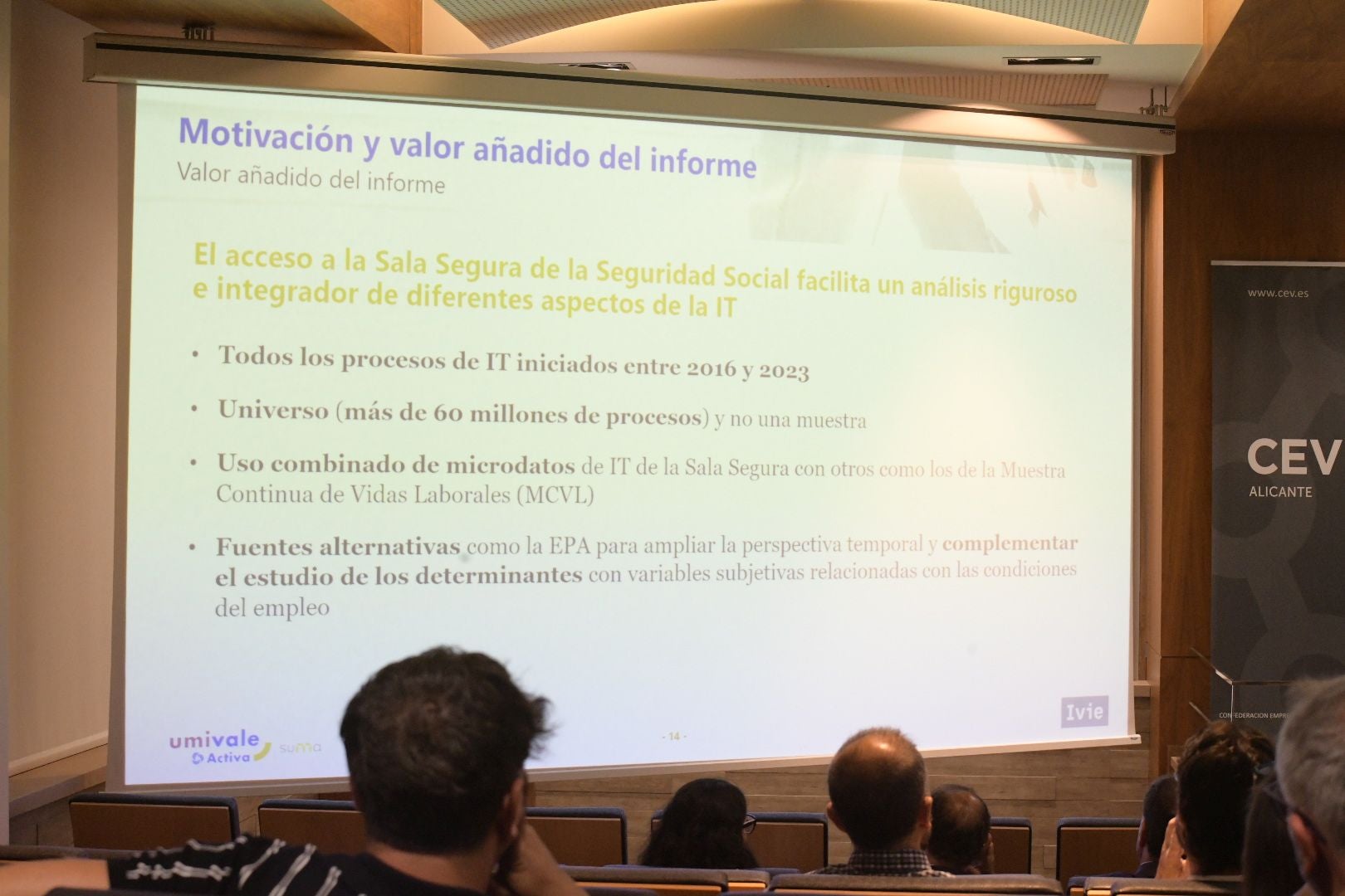 La jornada sobre absentismo laboral celebrada en Elche, en imágenes