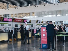 Turistas en un mostrador del aeropuerto de Alicante-Elche.