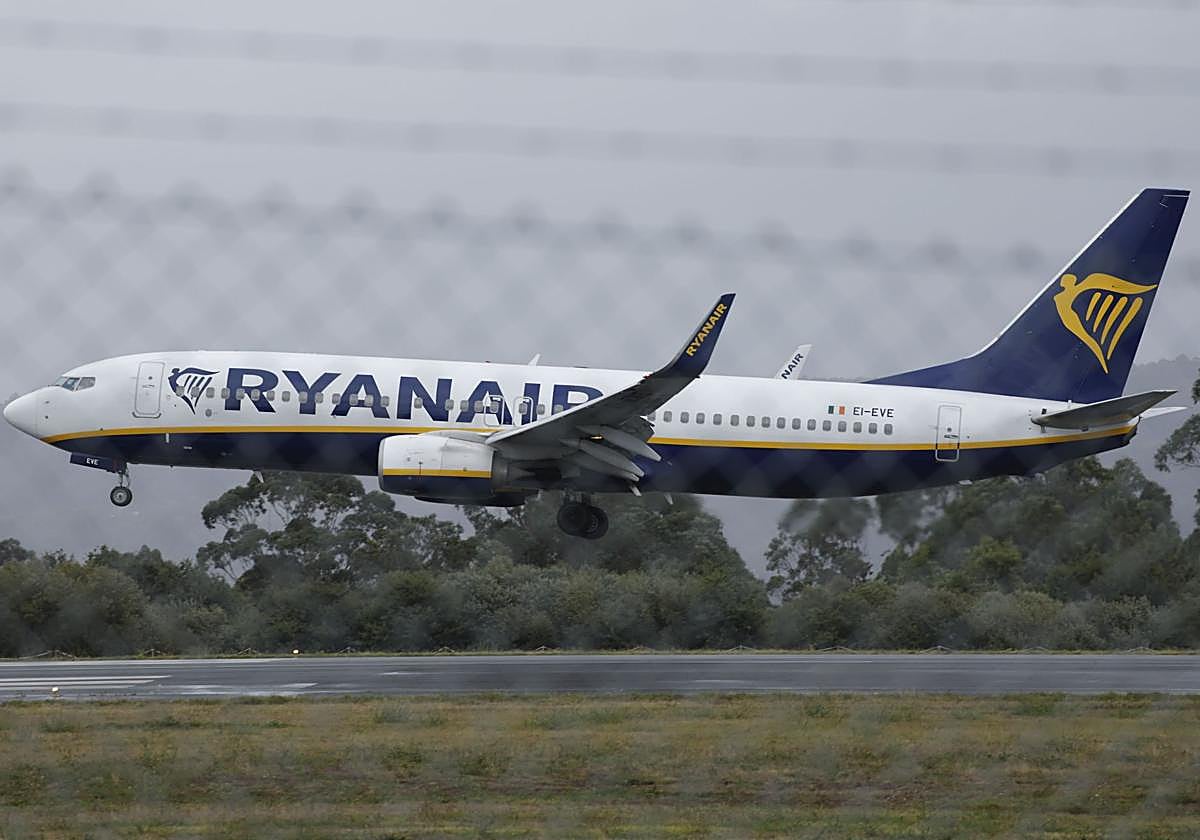 Avión de Ryanair despegando.