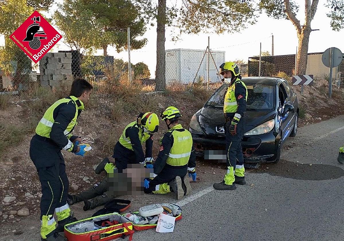 Un grupo de bomberos durante la intervención.