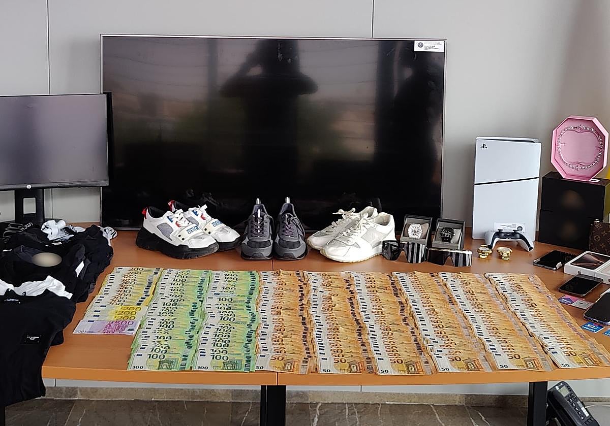 Material decomisado al entramado.