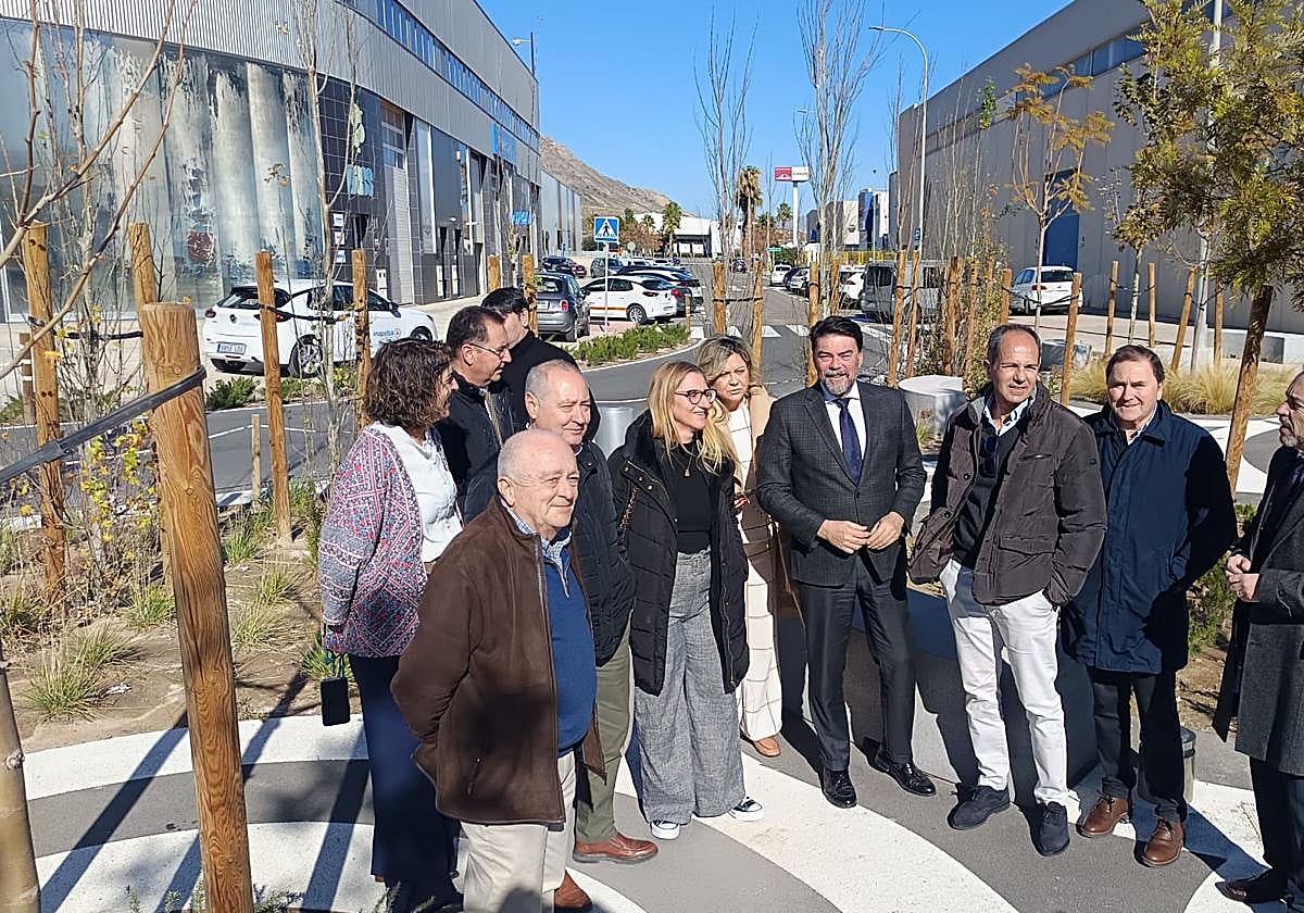 Luis Barcala y Maria Carmen de España junto a los presidentes de las EGM en una de las áreas industriales.