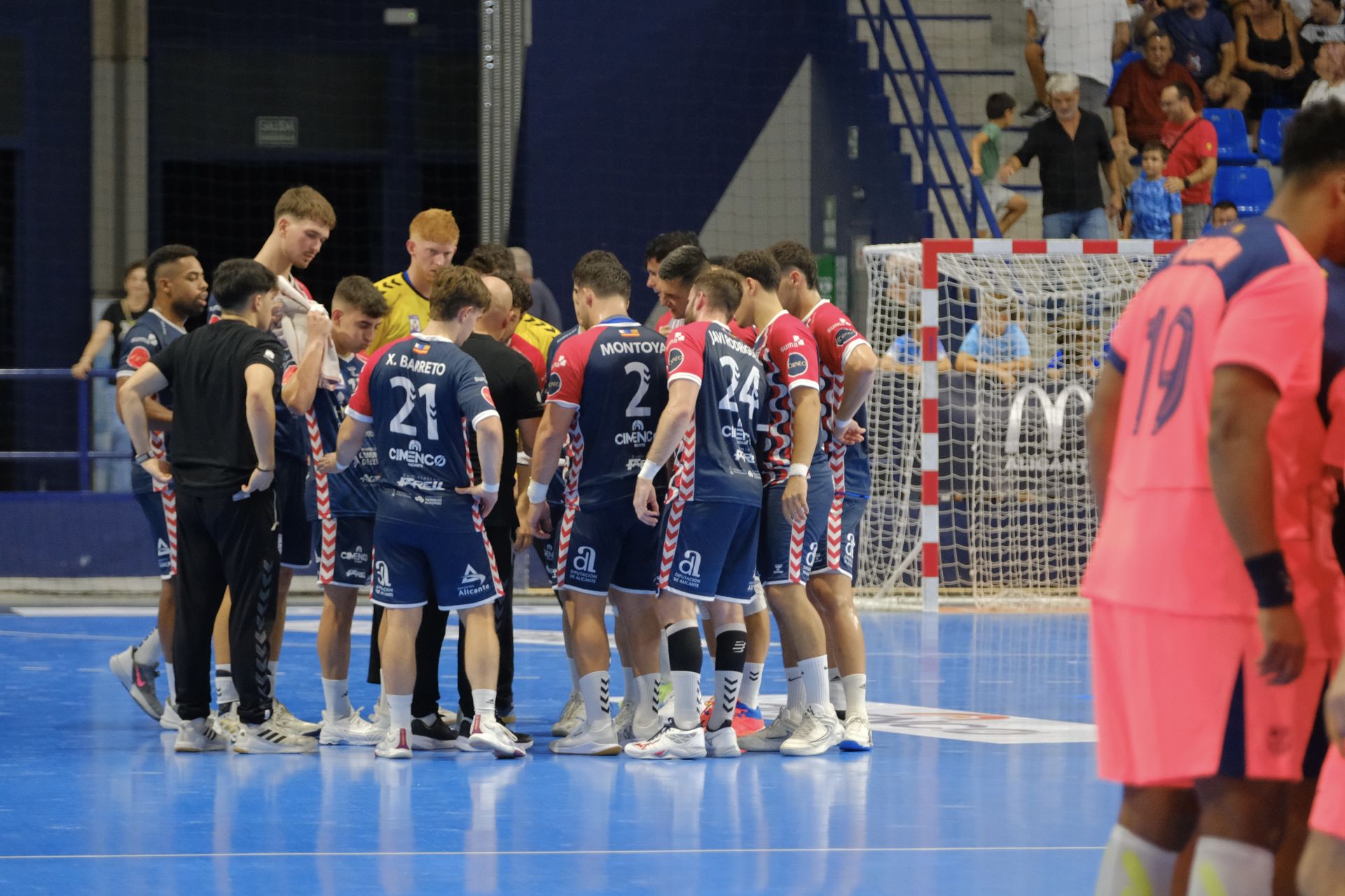 Alicante vibra con el EON-Barça en la vuelta de la máxima competición del balonmano