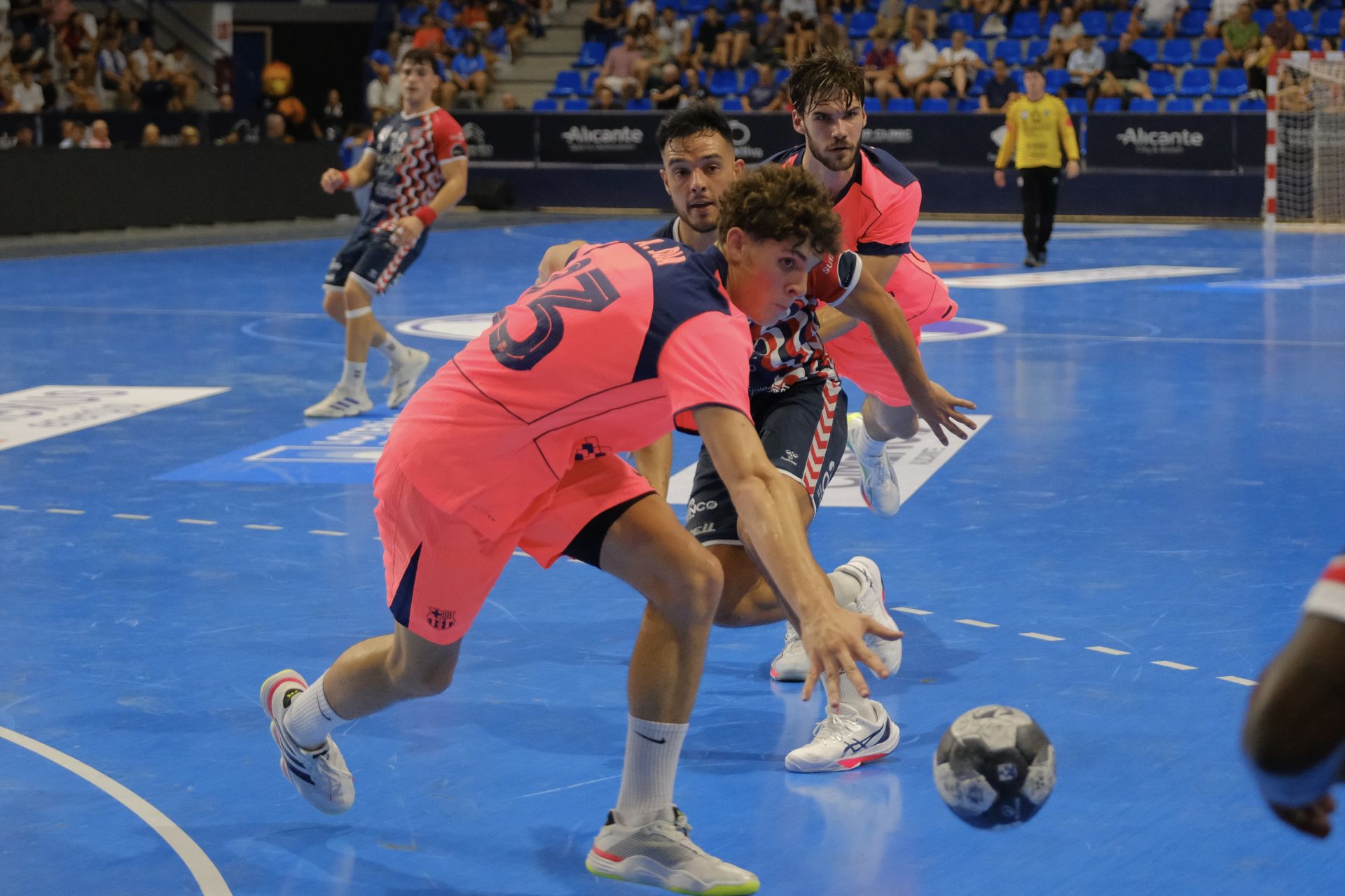 Alicante vibra con el EON-Barça en la vuelta de la máxima competición del balonmano