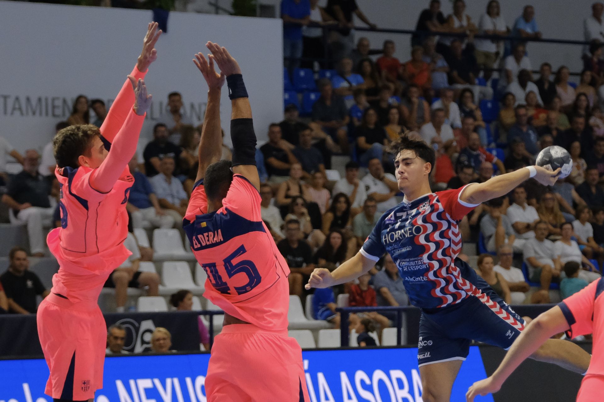 Alicante vibra con el EON-Barça en la vuelta de la máxima competición del balonmano