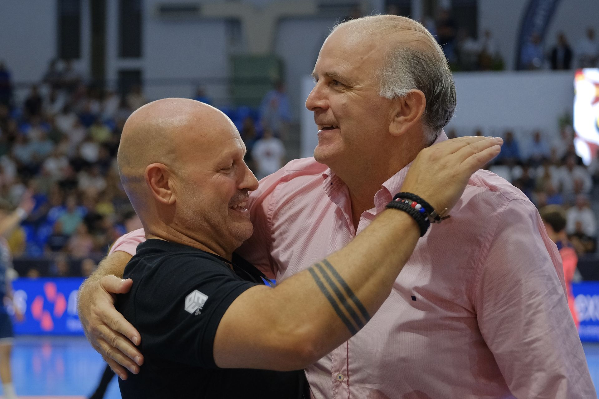 Alicante vibra con el EON-Barça en la vuelta de la máxima competición del balonmano