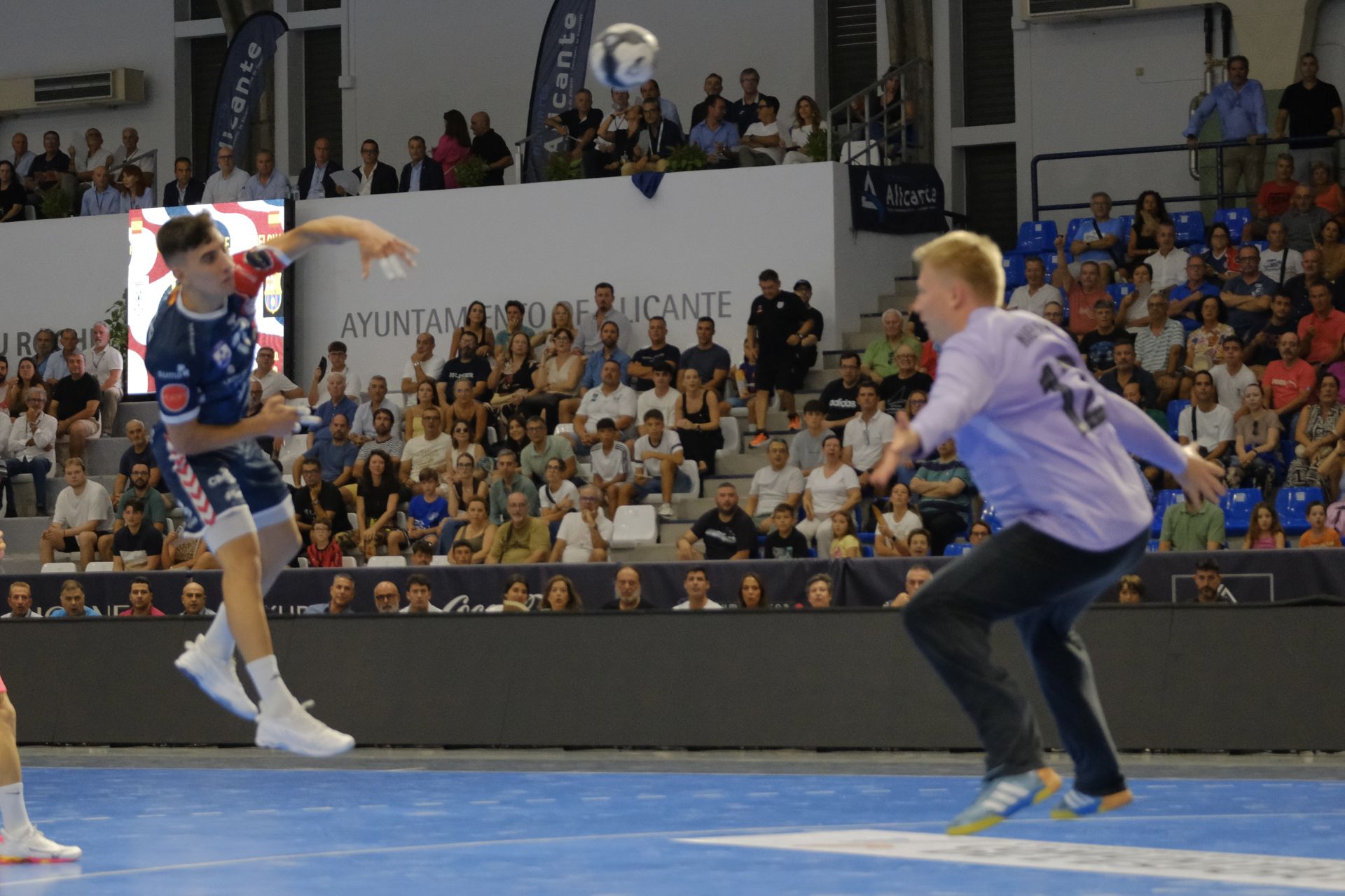 Alicante vibra con el EON-Barça en la vuelta de la máxima competición del balonmano