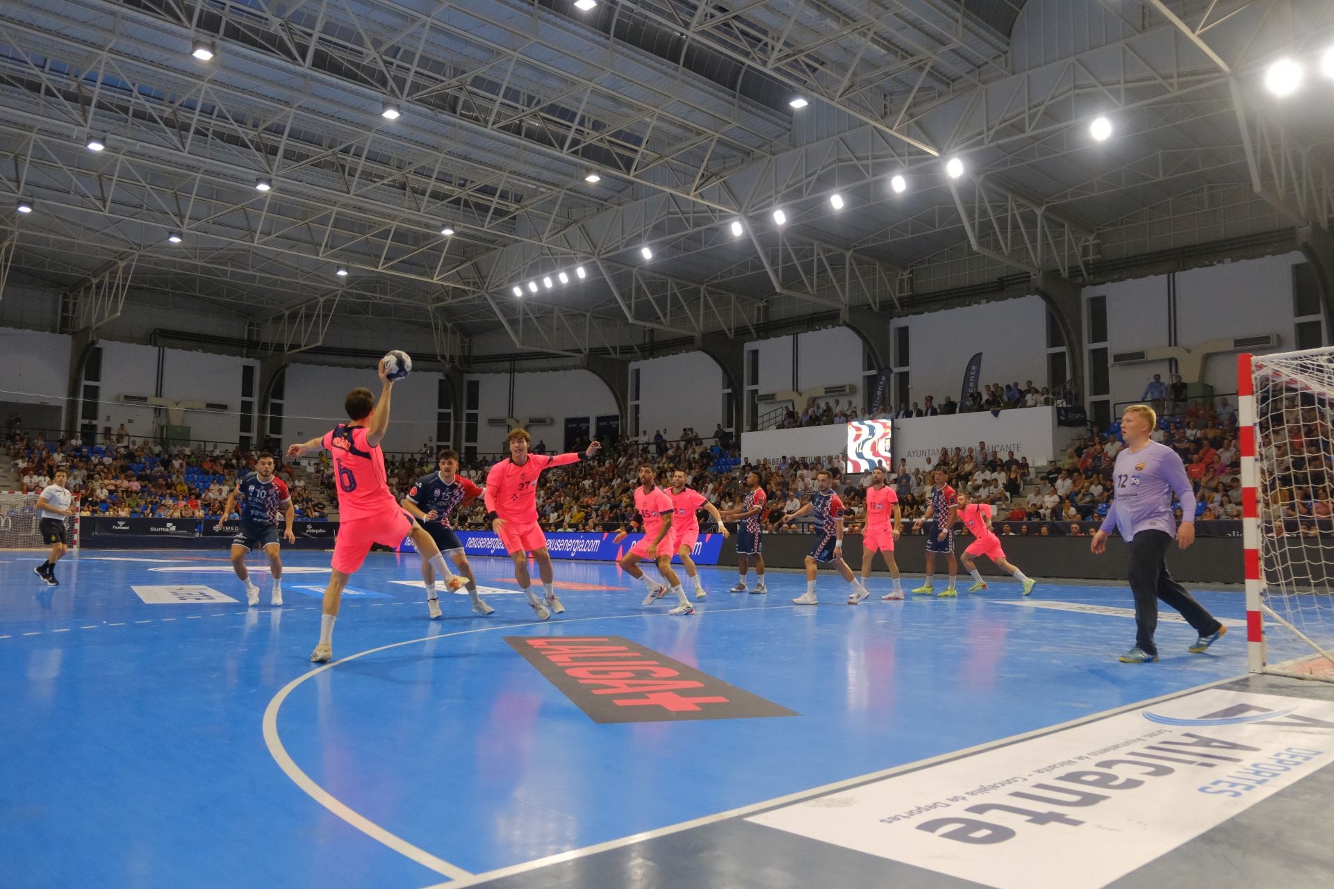 Alicante vibra con el EON-Barça en la vuelta de la máxima competición del balonmano
