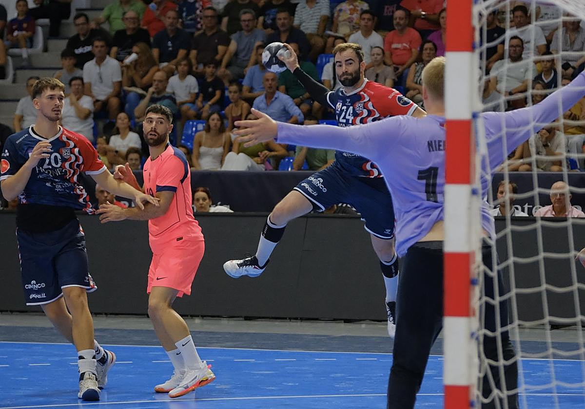 Alicante vibra con el EON-Barça en la vuelta de la máxima competición del balonmano