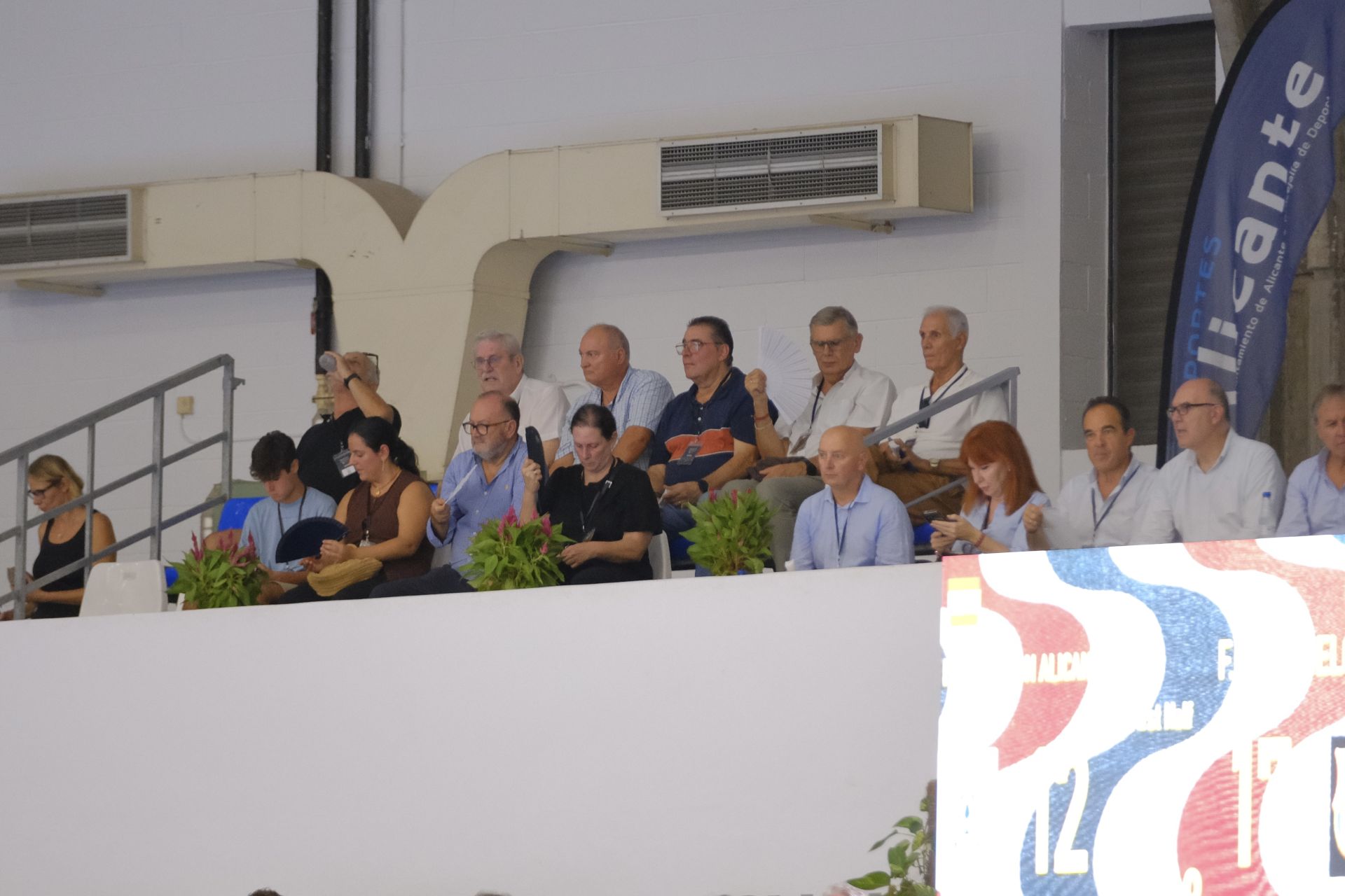 Alicante vibra con el EON-Barça en la vuelta de la máxima competición del balonmano