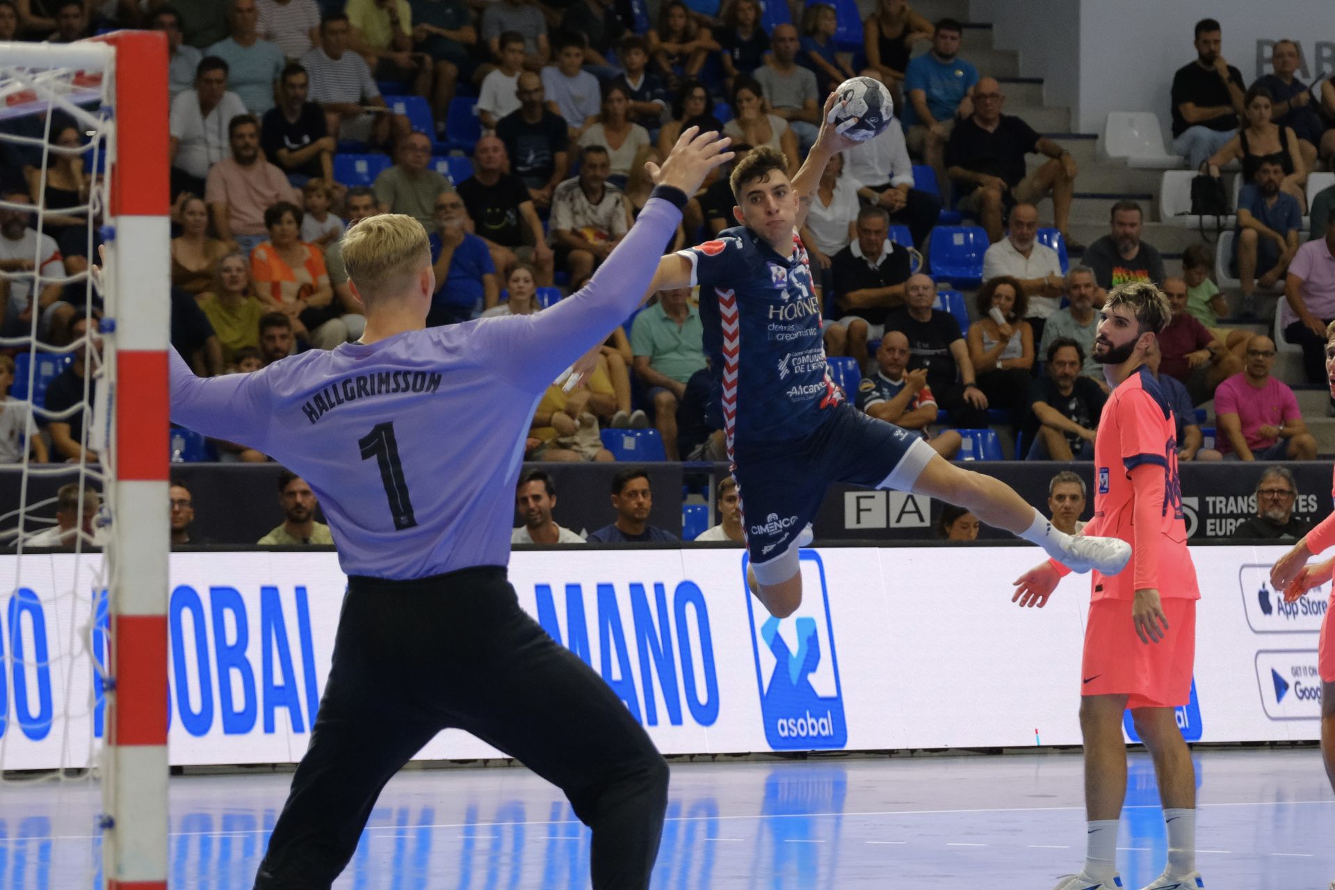 Alicante vibra con el EON-Barça en la vuelta de la máxima competición del balonmano