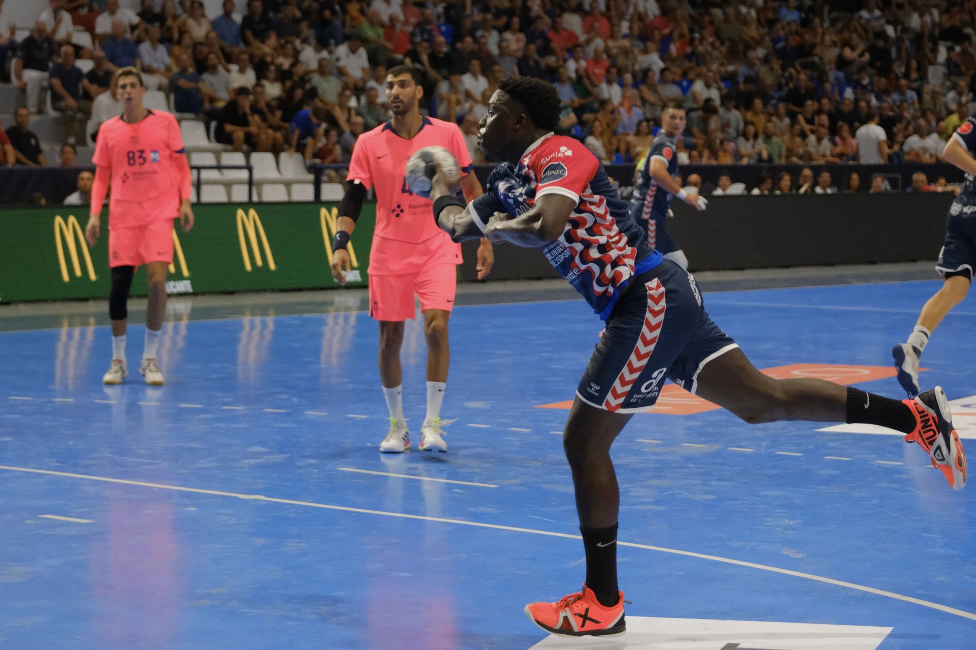 Alicante vibra con el EON-Barça en la vuelta de la máxima competición del balonmano